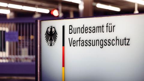 Schild vom Bundesamt für Verfassungsschutz in Köln