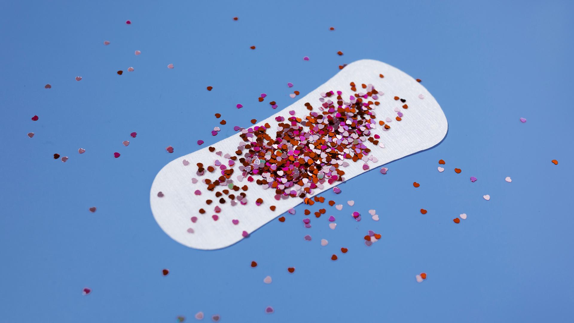 Auf einer Slipeinlage liegt ein Häufchen roter Glitzerpartikel.