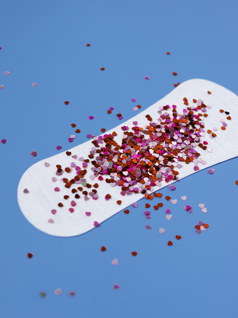 Auf einer Slipeinlage liegt ein Häufchen roter Glitzerpartikel.