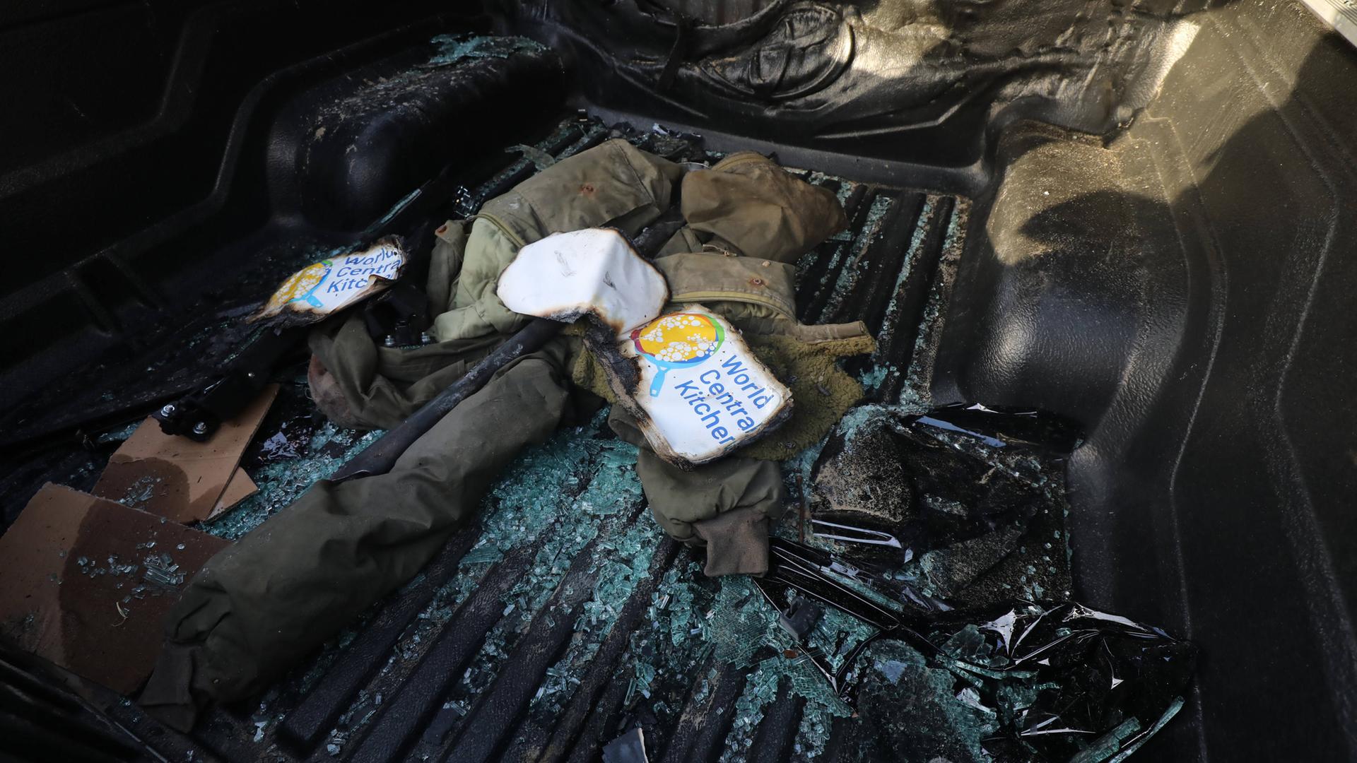Das schwer beschädigte Fahrzeug der Hilfsorganisation World Central Kitchen im Gazastreifen