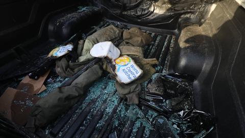 Das schwer beschädigte Fahrzeug der Hilfsorganisation World Central Kitchen im Gazastreifen.