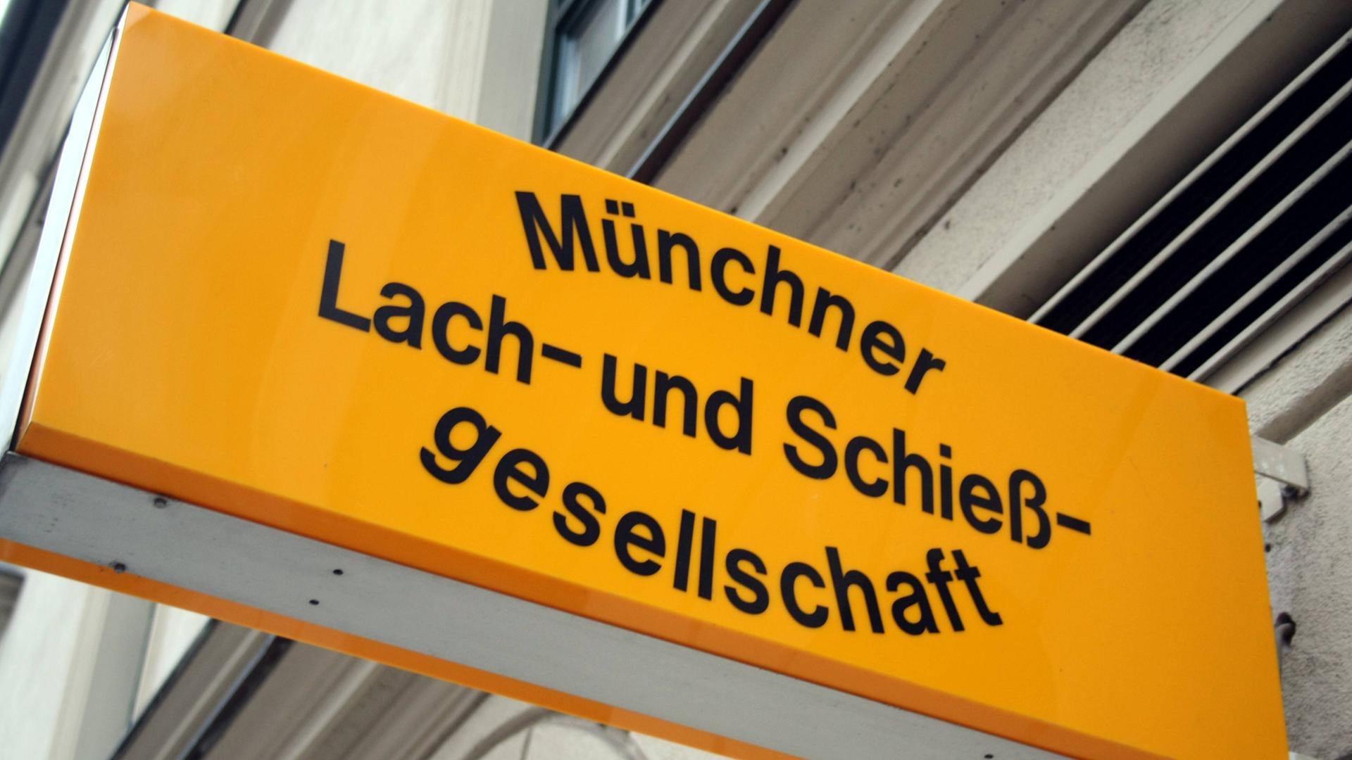 Schild mit Schriftzug Münchner Lach- und Schießgesellschaft am Haupteingang in München