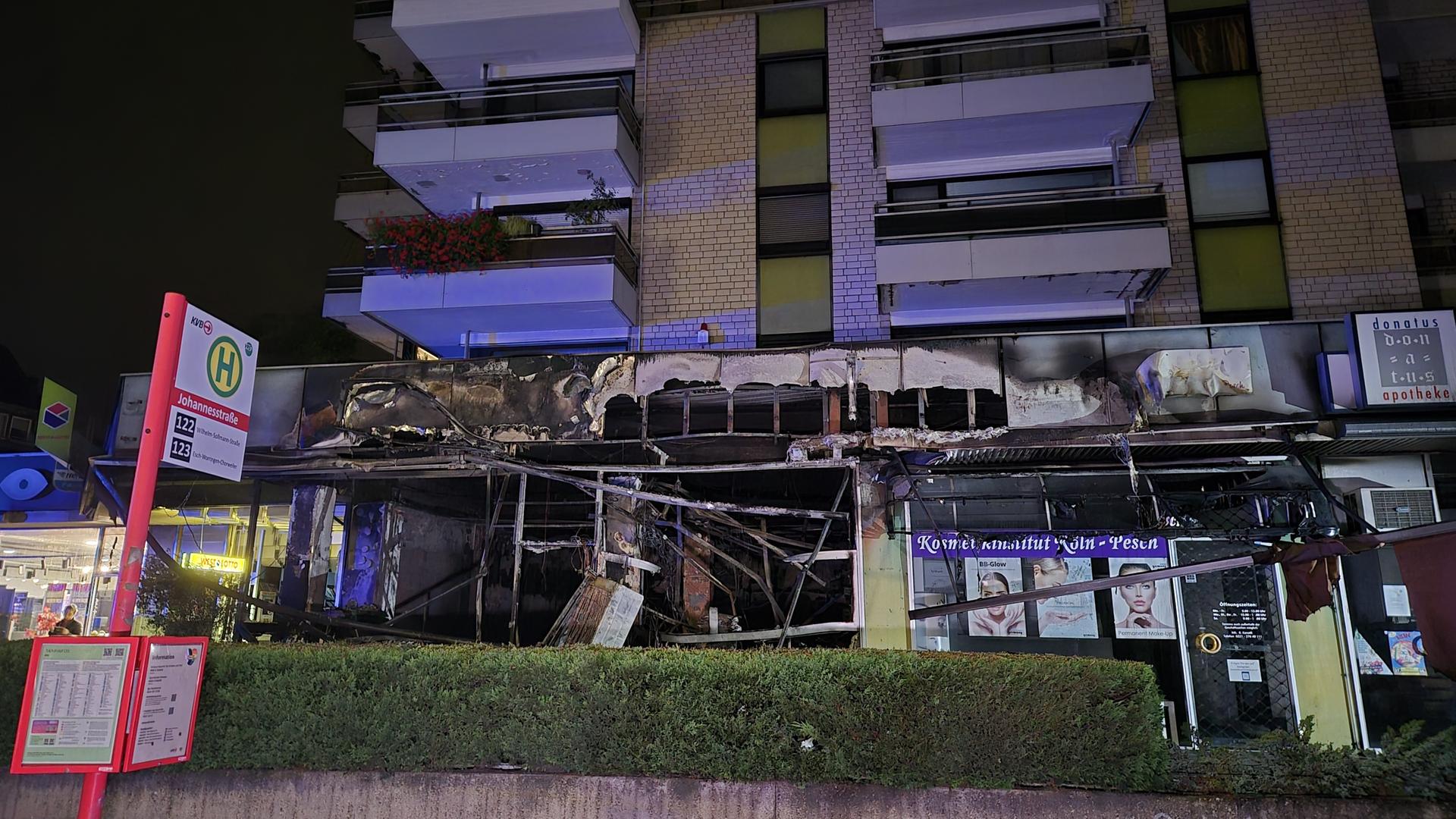 Köln: Ein Bild der Verwüstung ist die zerstörte Fassade der Ladenzeile mit Wohnhaus.