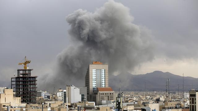 Nach mehreren heftigen Explosionen an verschiedenen Orten in der iranischen Hauptstadt Teheran steigt Rauch aus dem Gebiet auf. 