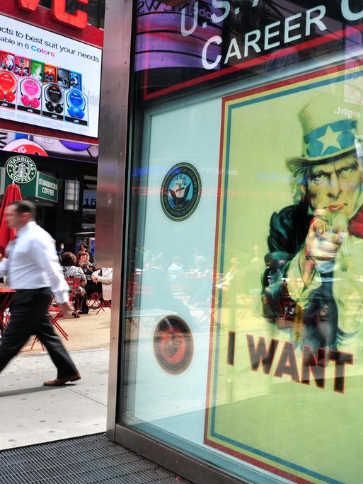 Ein riesiges Uncle-Sam-Plakat vor dem Rekrutierungszentrum der US-Armee am Times Square in Manhattan, New York.