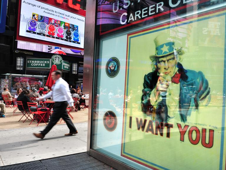 Ein riesiges Uncle-Sam-Plakat vor dem Rekrutierungszentrum der US-Armee am Times Square in Manhattan, New York.