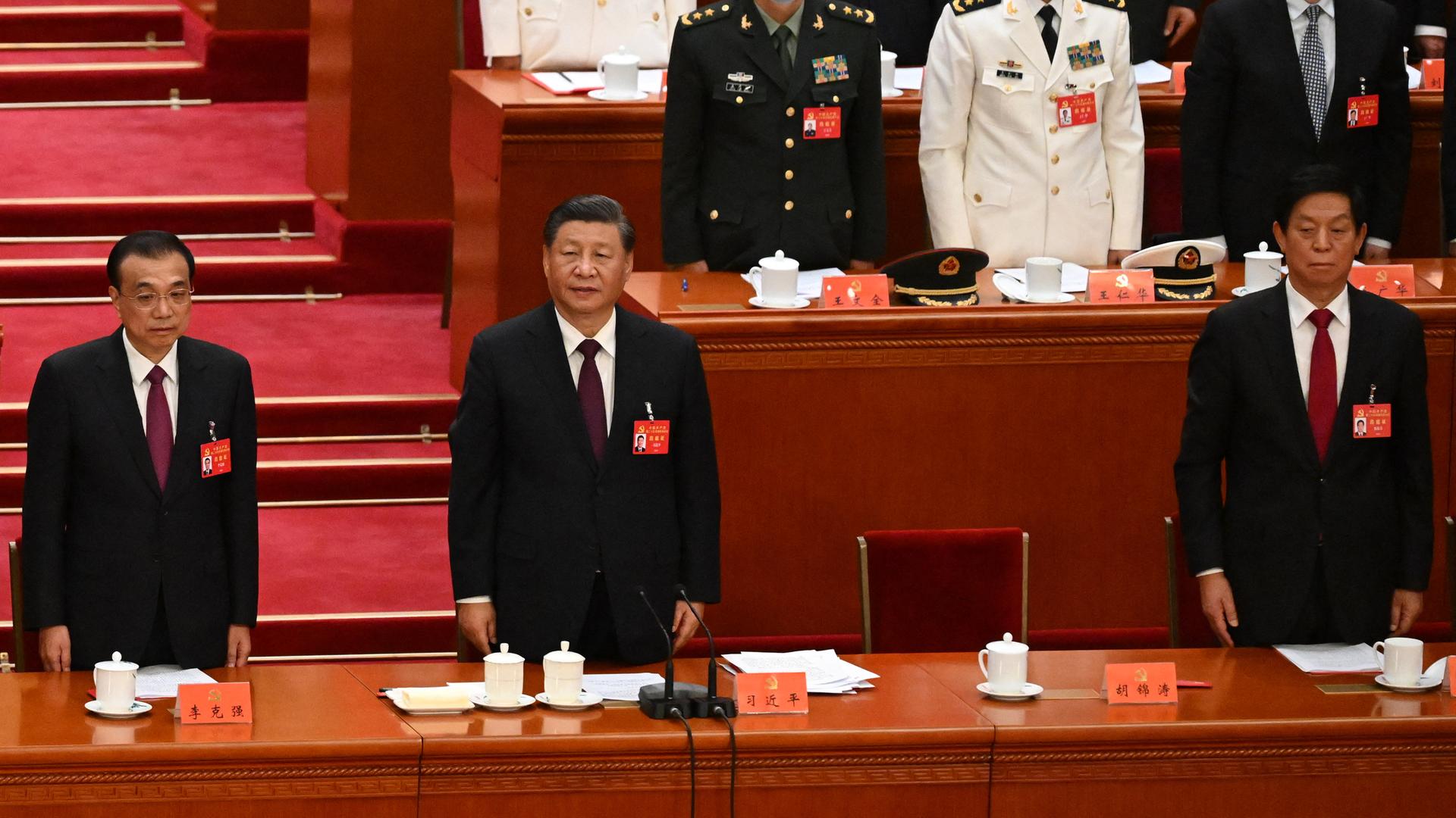 Chinas Staatspräsident Xi Jinping (Mitte) steht an seinem Platz in der Großen Halle des Volkes. Links neben ihm Premierminister Li Keqiang, rechts Politbüro-Mitglied Li Zhanshu. Chinas Staatspräsident Xi Jinping (Mitte) steht an seinem Platz in der Großen Halle des Volkes. Links neben ihm Premierminister Li Keqiang, rechts Politbüro-Mitglied Li Zhanshu.