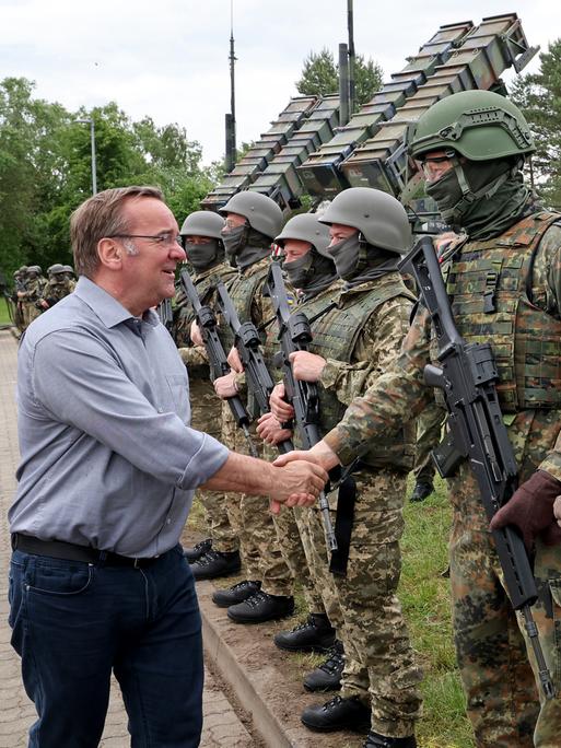 Bundesverteidigungsminister Boris Pistorius (SPD) informiert sich bei einem Besuch der Flugabwehrraketengruppe 21 auf einem Truppenübungsplatz in Mecklenburg-Vorpommern