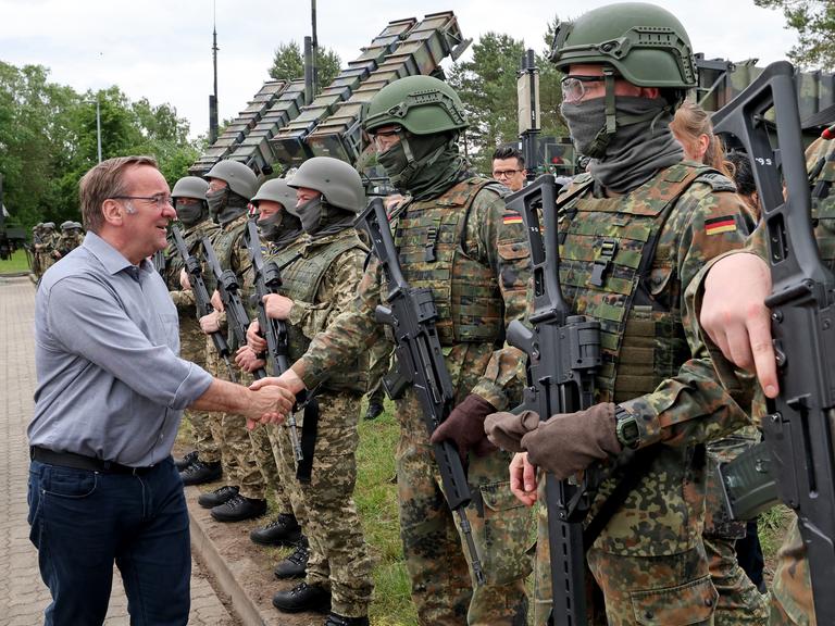 Bundesverteidigungsminister Boris Pistorius (SPD) informiert sich bei einem Besuch der Flugabwehrraketengruppe 21 auf einem Truppenübungsplatz in Mecklenburg-Vorpommern