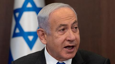 Israels Premierminister Benjamin Netanjahu vor einer Flagge seines Landes