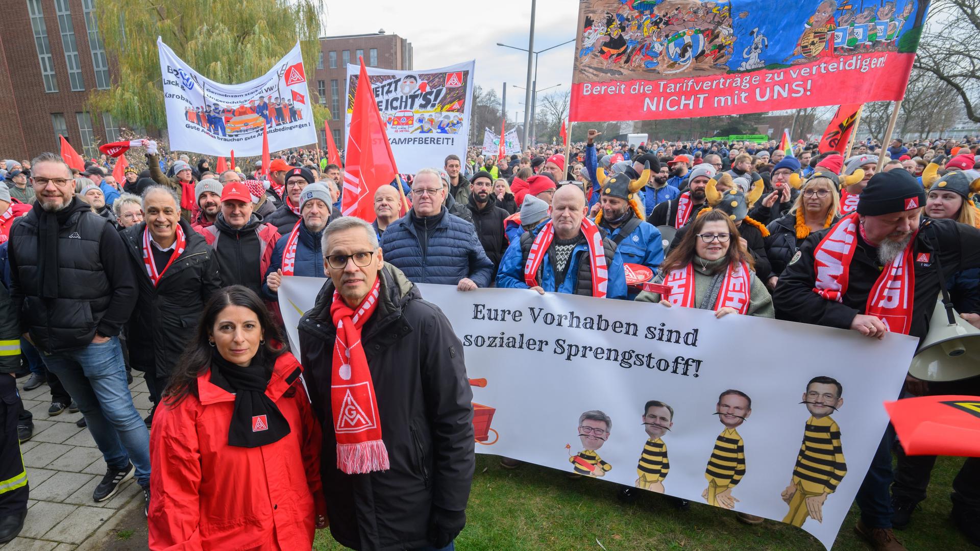 Wolfsburg: Daniela Cavallo, Gesamtbetriebsratsvorsitzende Volkswagen, und Thorsten Gröger, IG Metall-Verhandlungsführer, stehen bei einer Streikkundgebung auf dem Gelände vom VW Stammwerk Wolfsburg.