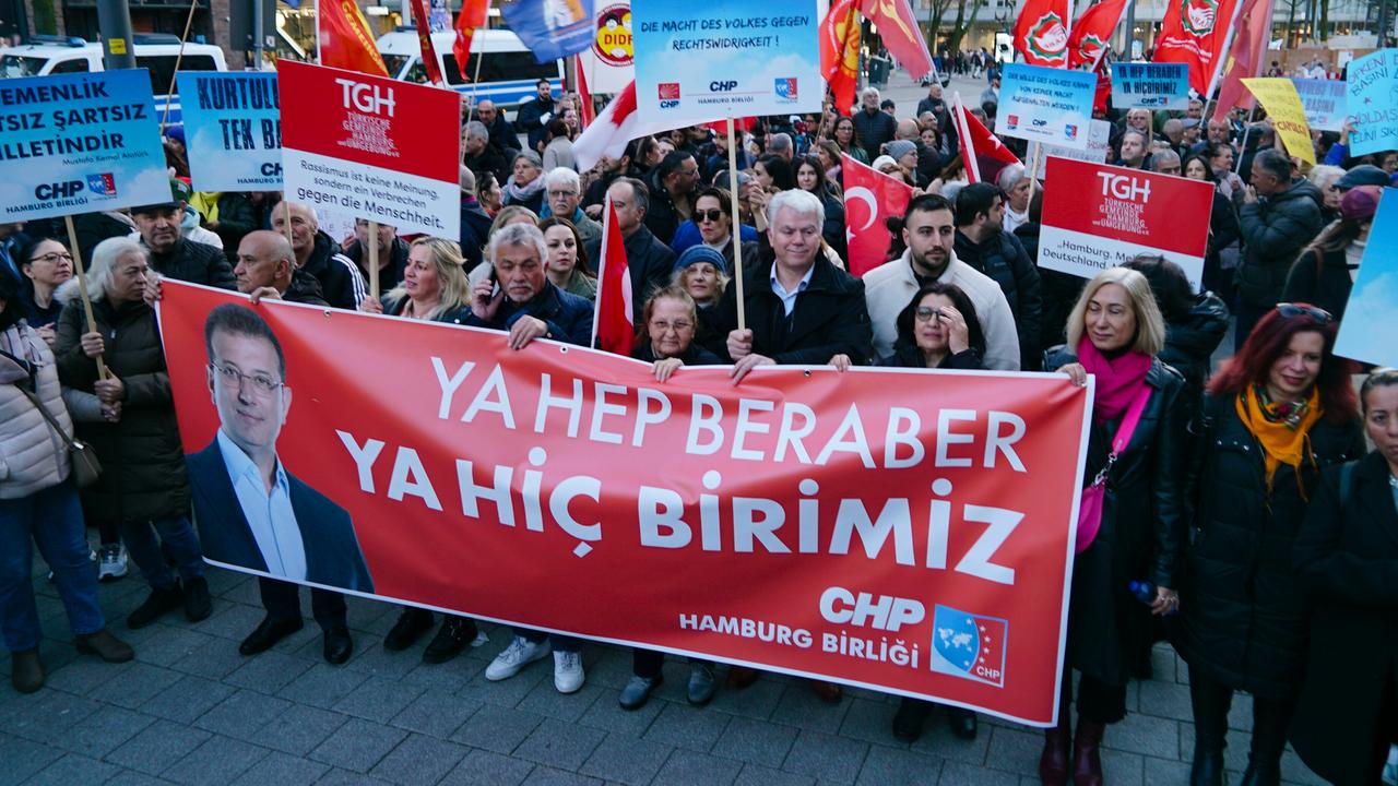 Bei einer Demonstration in Hamburg protestierten Deutschtürken mit Bannern und Fahnen gegen die Verhaftung des Istanbuler Bürgermeisters Ekrem İmamoğlu in der Türkei. 