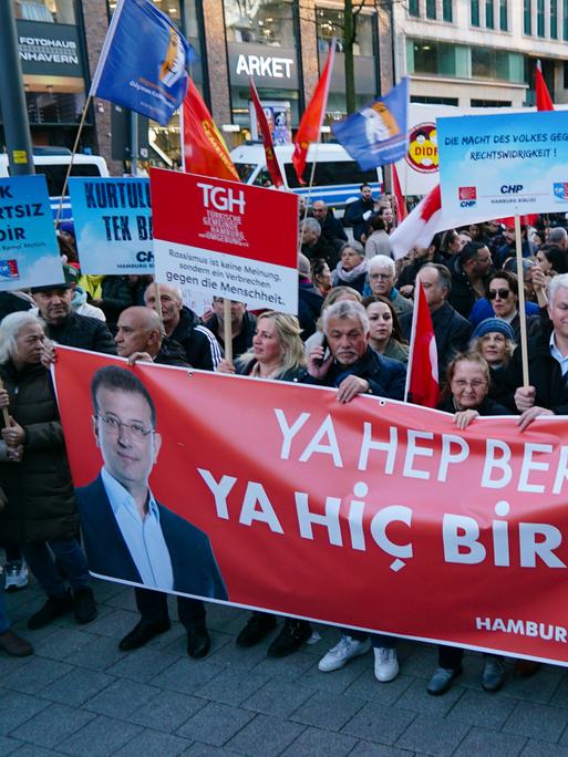 Bei einer Demonstration in Hamburg protestierten Deutschtürken mit Bannern und Fahnen gegen die Verhaftung des Istanbuler Bürgermeisters Ekrem İmamoğlu in der Türkei. Bei einer Demonstration in Hamburg protestierten Deutschtürken mit Bannern und Fahnen gegen die Verhaftung des Istanbuler Bürgermeisters Ekrem İmamoğlu in der Türkei.
