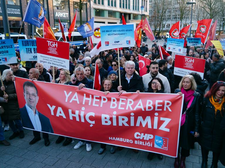 Bei einer Demonstration in Hamburg protestierten Deutschtürken mit Bannern und Fahnen gegen die Verhaftung des Istanbuler Bürgermeisters Ekrem İmamoğlu in der Türkei. Bei einer Demonstration in Hamburg protestierten Deutschtürken mit Bannern und Fahnen gegen die Verhaftung des Istanbuler Bürgermeisters Ekrem İmamoğlu in der Türkei.