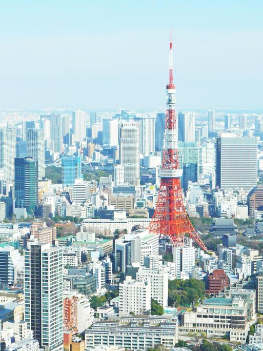 Ein Blick auf den rot-weißen Tokyo Tower inmitten eines Häusermeeres in Tokyo