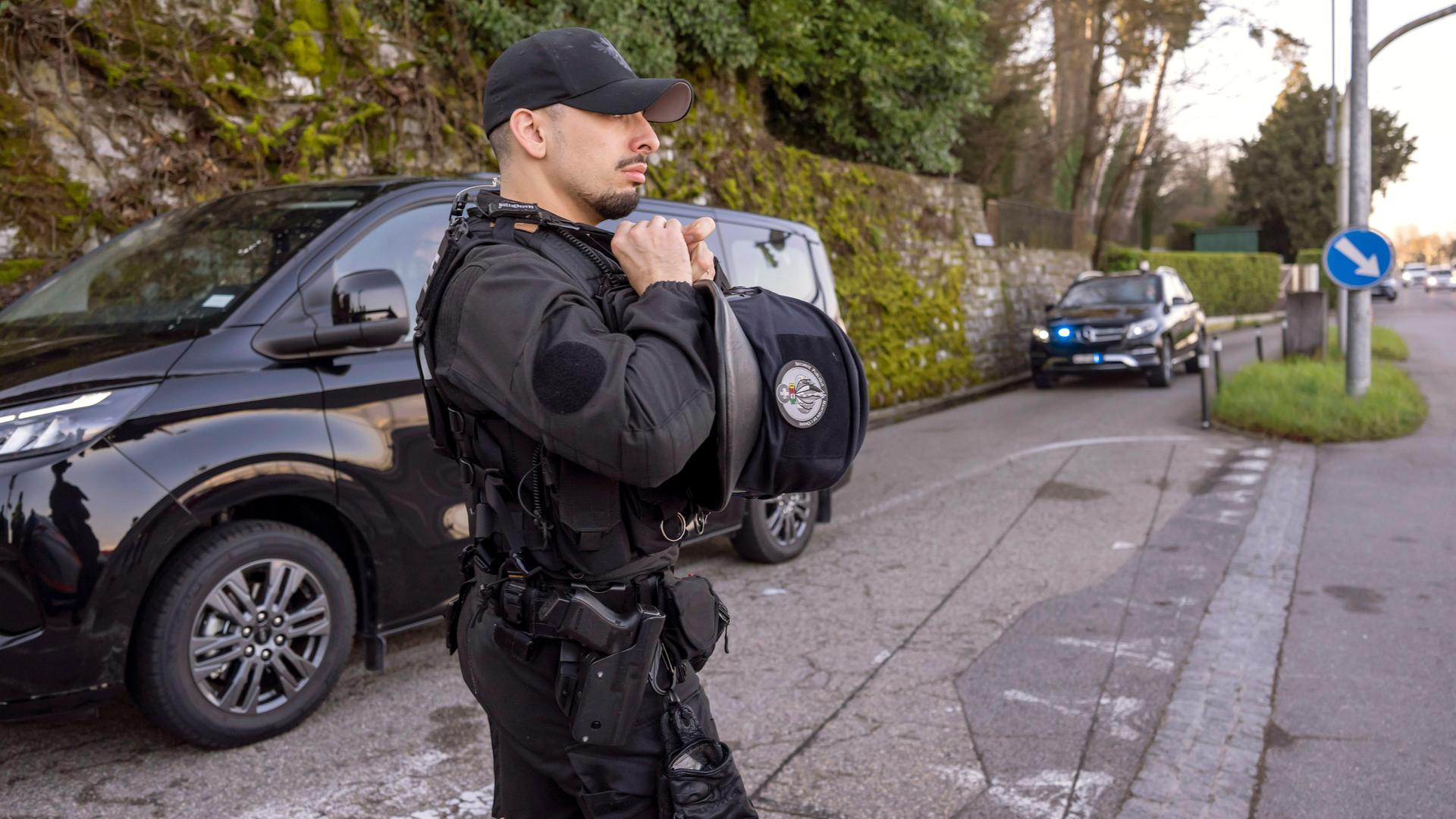 Genf: Polizeibeamte stehen Wache, als die US-Delegation in der Residenz des omanischen Botschafters eintrifft, wo die indirekten Nukleargespräche zwischen den Vereinigten Staaten und dem Iran stattfinden. 