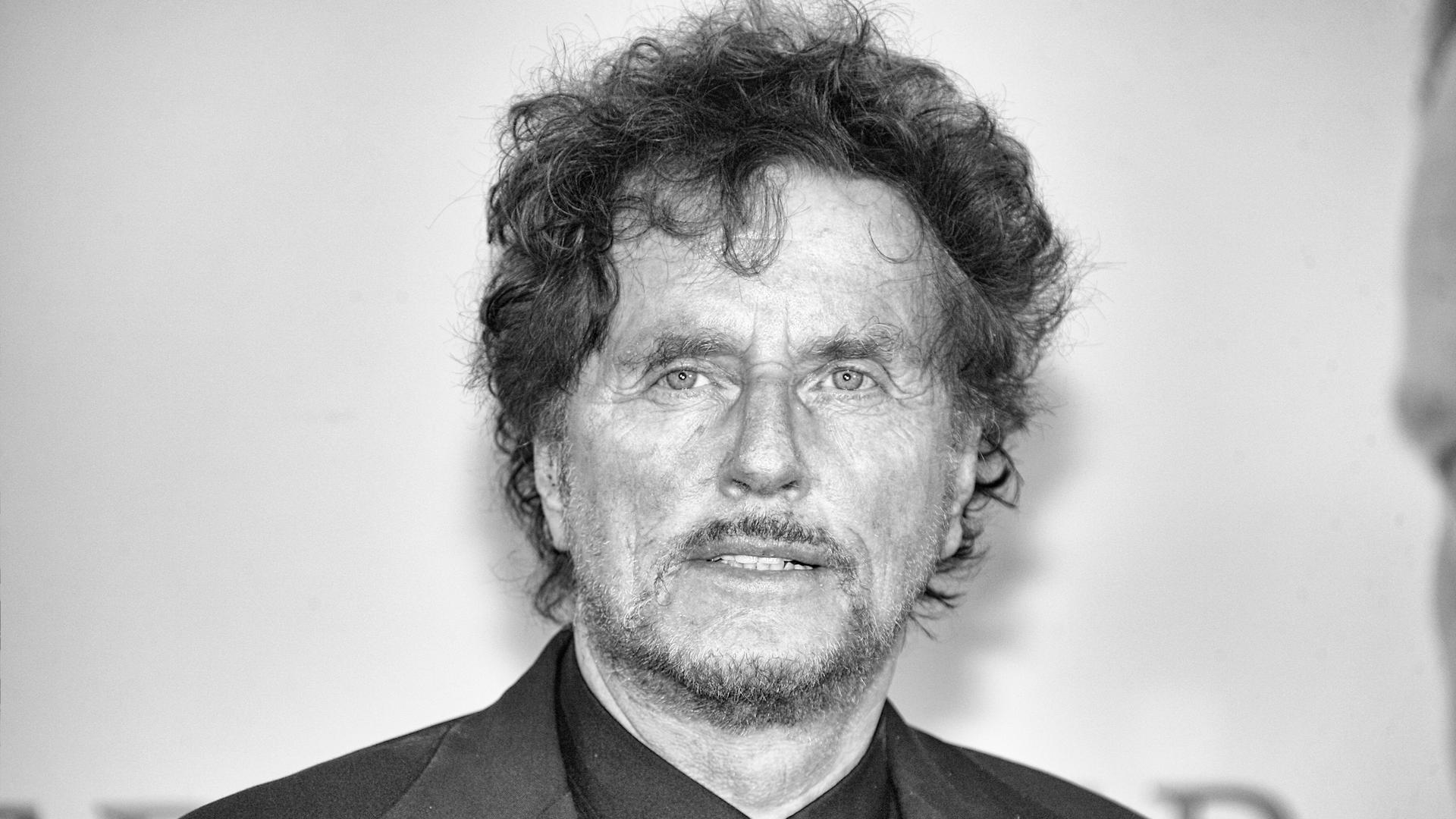 Schwarz-weiß Porträt des Regisseurs Dieter Wedel.