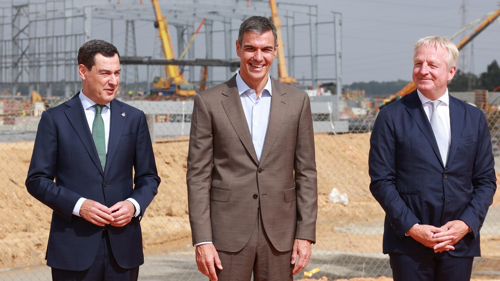 Pedro Sánchez (M) steht zusammen mit Juanma Moreno (l) und Maarten Wetselaar während der Grundsteinlegung für das Projekt "Andalusian Green Hydrogen Valley" von Moeve. Pedro Sánchez (M) steht zusammen mit Juanma Moreno (l) und Maarten Wetselaar während der Grundsteinlegung für das Projekt "Andalusian Green Hydrogen Valley" von Moeve.