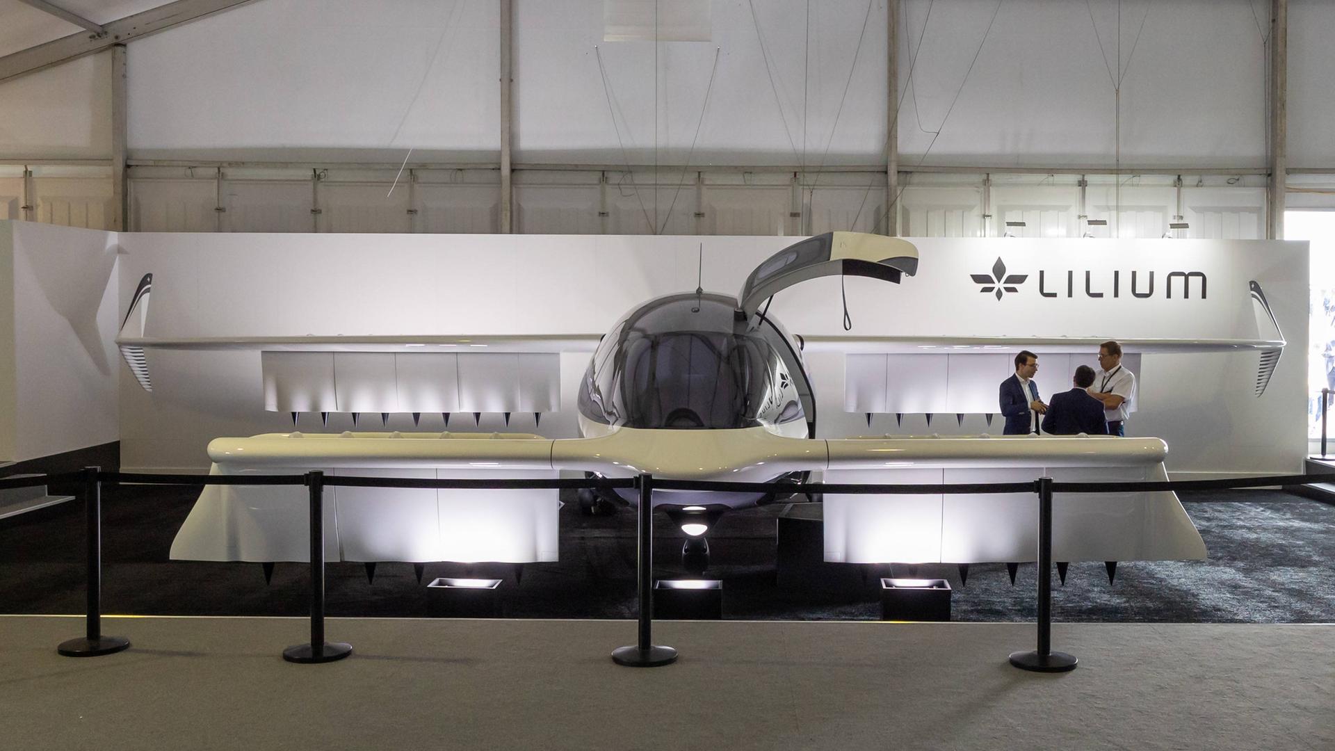Auf der Internationale Luft- und Raumfahrtausstellung ist der Lilium-Jet zu sehen. Dahinter der Schriftzug des Unternehmens.