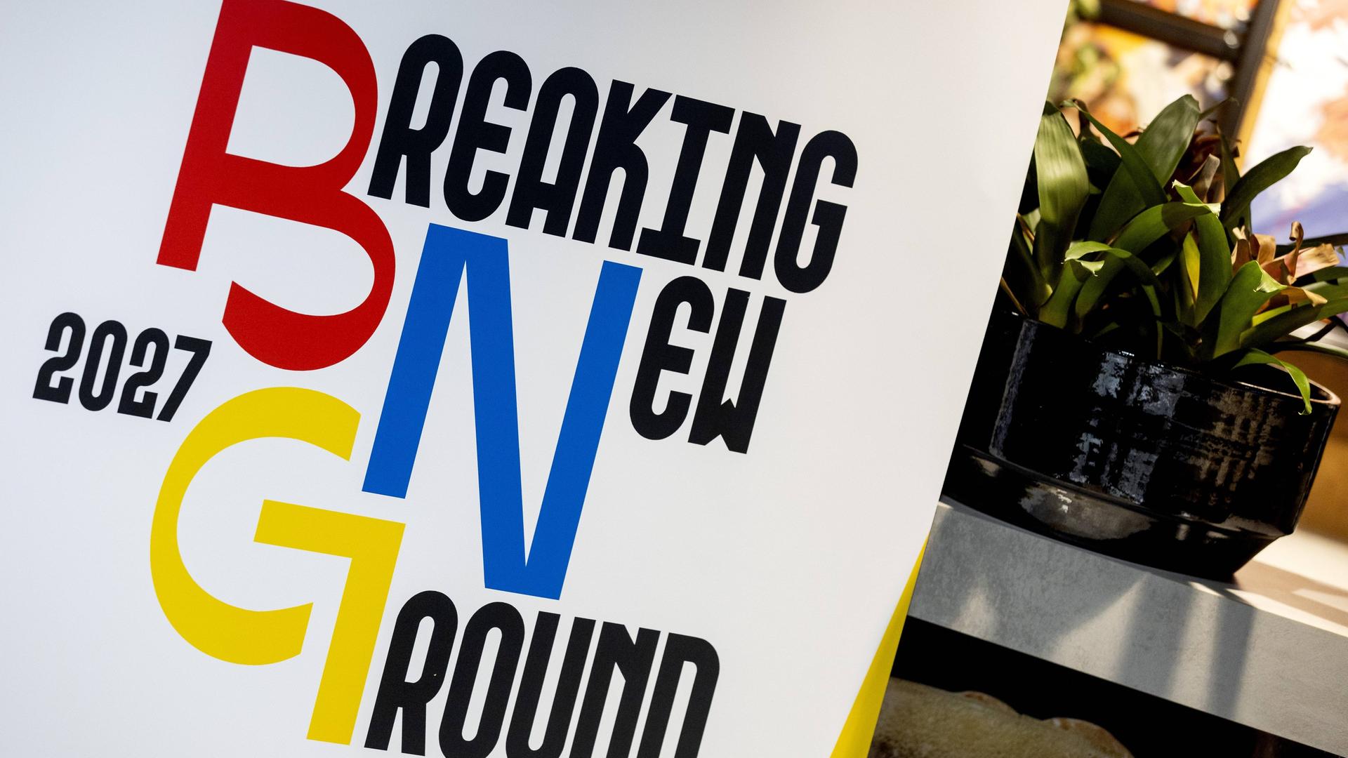 Das Logo der Bewerbung für die Fußball-WM der Frauen 2027 vopn Deutschland, Niederlande und Belgien mit dem Titel "Breaking New Ground"