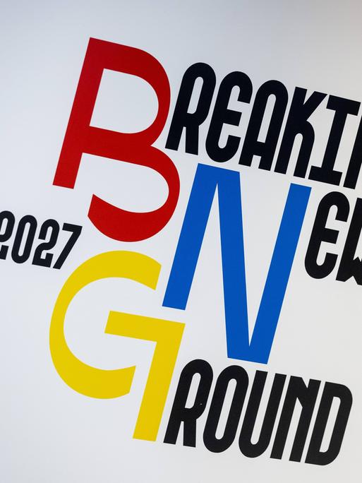 Das Logo der Bewerbung für die Fußball-WM der Frauen 2027 vopn Deutschland, Niederlande und Belgien mit dem Titel "Breaking New Ground"