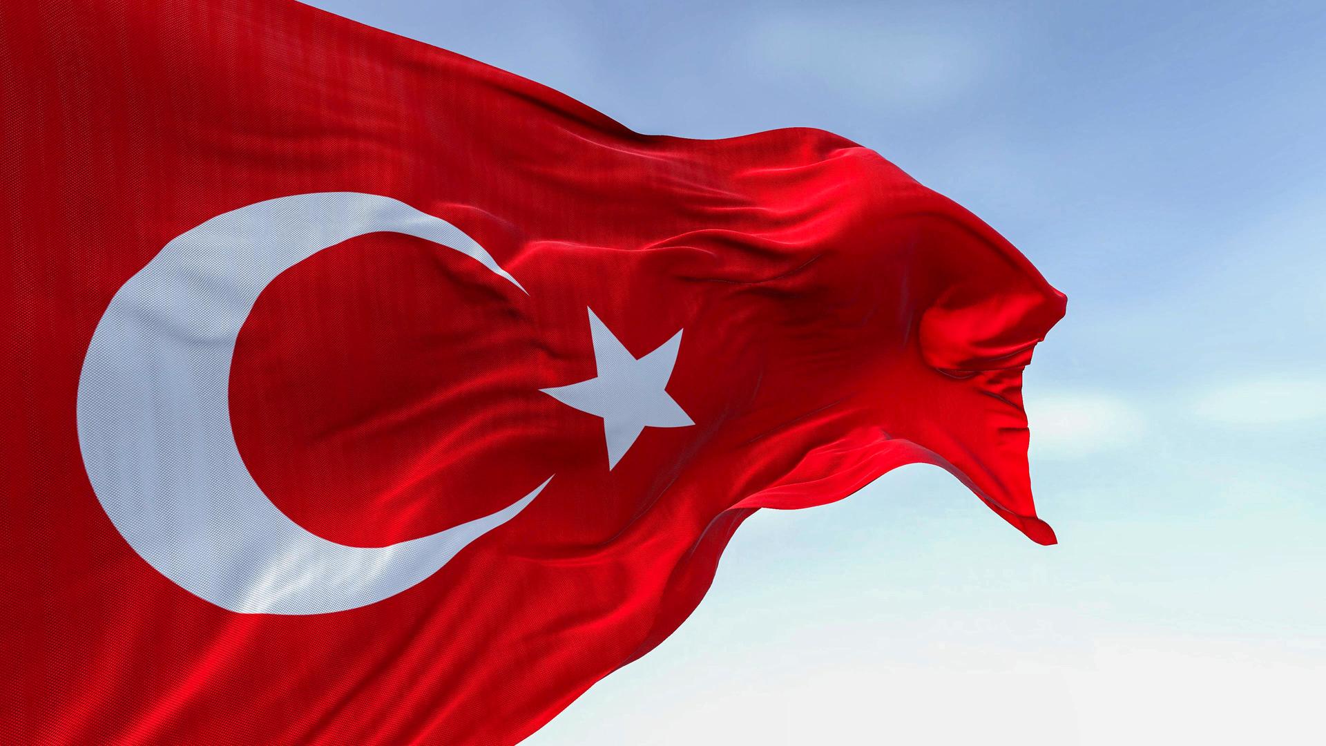 Die türkische Nationalflagge weht an einem klaren Tag. Die türkische Nationalflagge weht an einem klaren Tag.