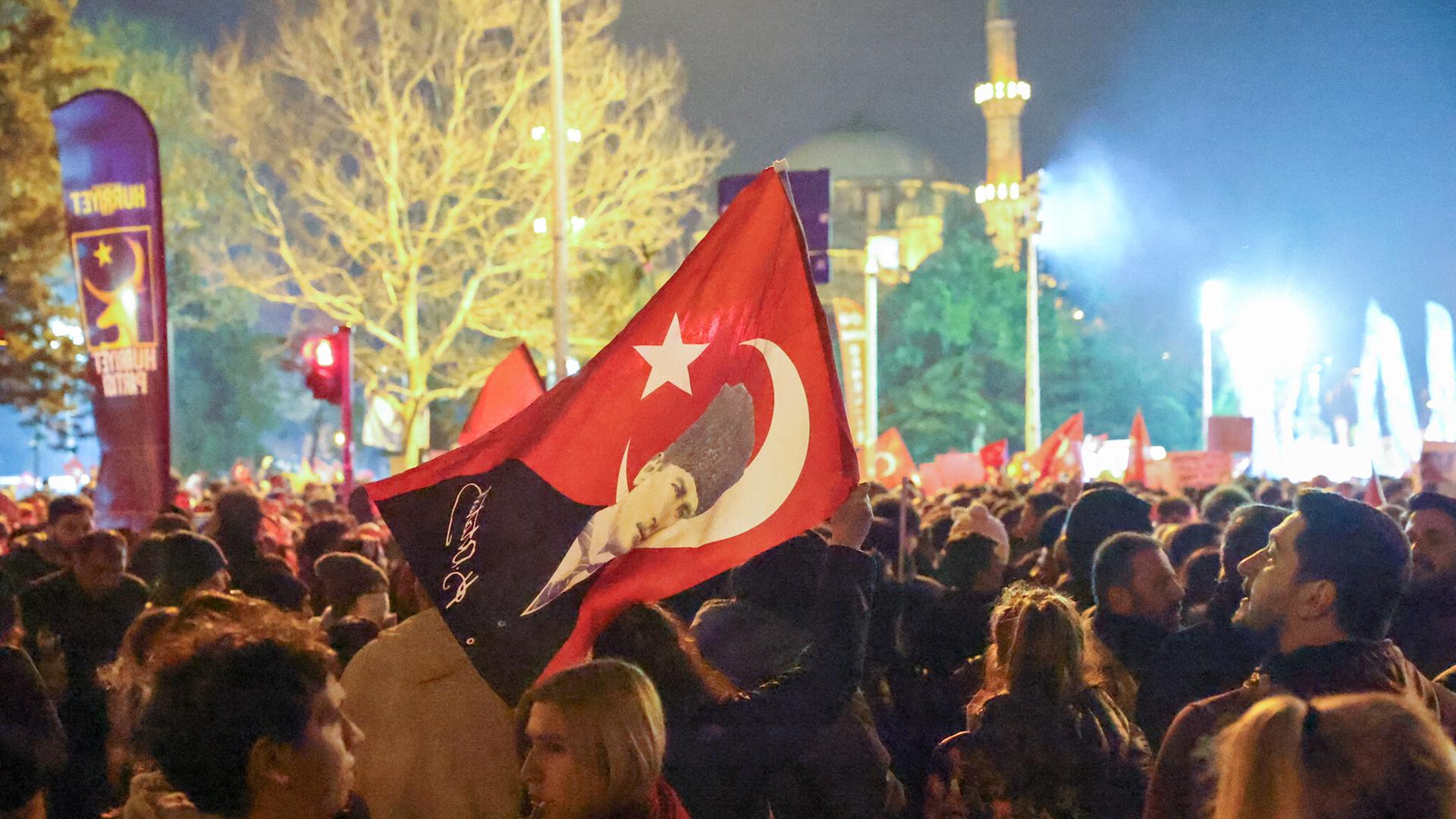 Junge Menschen protestieren gegen die Festnahme des Istanbuler Bürgermeisters Imamoglu