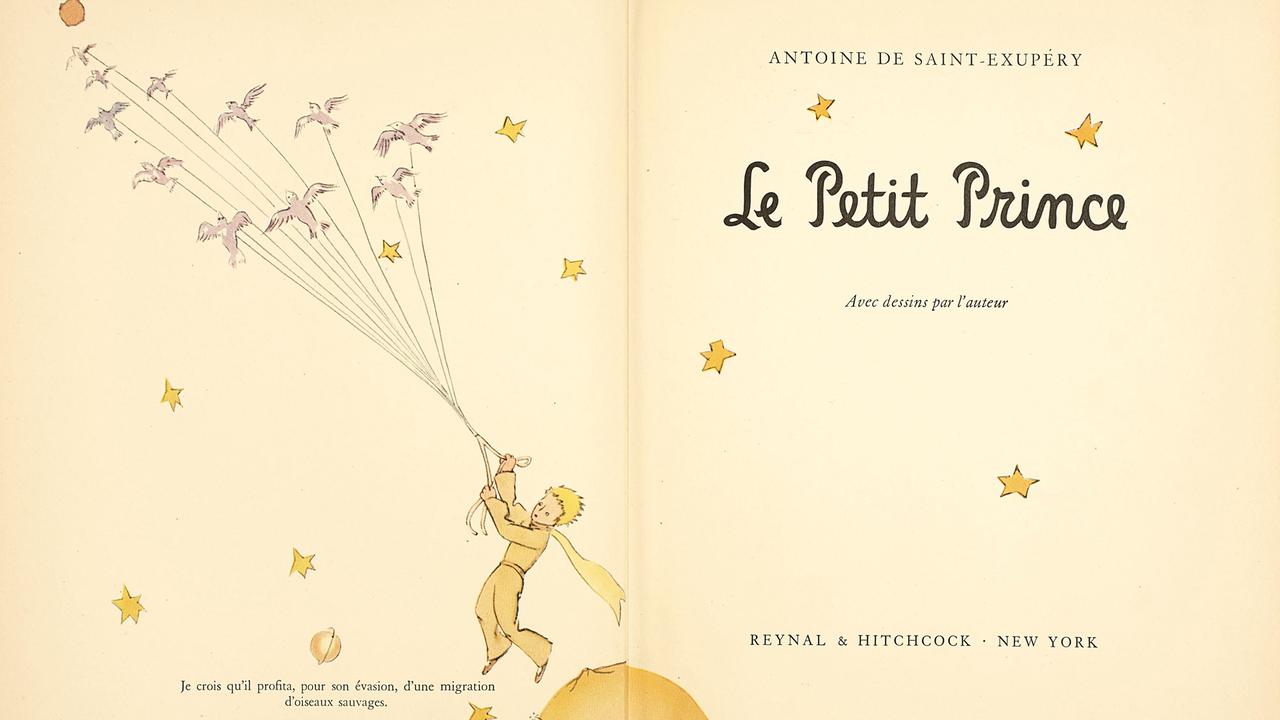 Die Originalausgabe von "Le Petit Prince", 1943 in New York erschienen. Man sieht Sterne und einen Jungen mit blonden Haaren, der von einem auffliegenden Schwarm Vögel ins Weltall gezogen wird.
