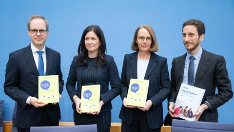 Berlin: Jens Brandenburg (FDP, l-r), Parlamentarischer Staatssekretär im Bundesministerium für Bildung und Forschung, Katharina Günther-Wünsch (CDU), Senatorin für Bildung, Jugend und Familie in Berlin und Präsidentin der Kultusministerkonferenz, Doris Lewalter, Nationale PISA-Projektleiterin, und Francesco Avvisati, Ko-Autor der PISA-Studie, halten bei der Vorstellung der Pisa-Studie 2022 in der 