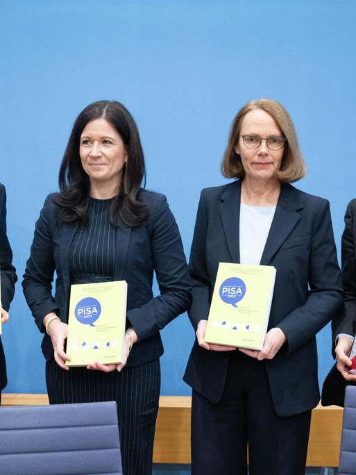 Berlin: Jens Brandenburg (FDP, l-r), Parlamentarischer Staatssekretär im Bundesministerium für Bildung und Forschung, Katharina Günther-Wünsch (CDU), Senatorin für Bildung, Jugend und Familie in Berlin und Präsidentin der Kultusministerkonferenz, Doris Lewalter, Nationale PISA-Projektleiterin, und Francesco Avvisati, Ko-Autor der PISA-Studie, halten bei der Vorstellung der Pisa-Studie 2022 in der Bundespressekonferenz Exemplare der Studie. 