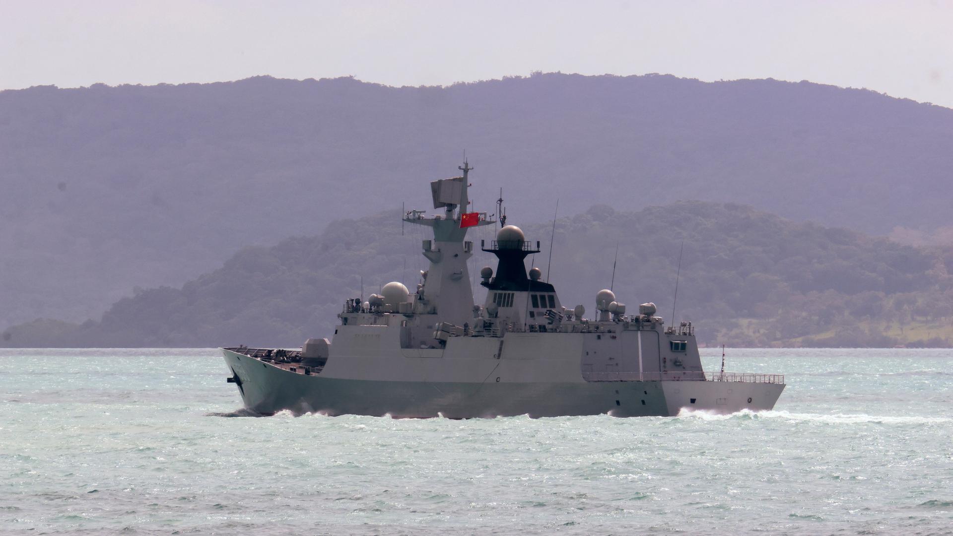 Australien:Die Fregatte Hengyang der Volksbefreiungsarmee und der Marine der Jiangkai-Klasse fährt am 11. Februar 2025 in der Torres-Straße vor der australischen Küste. Australien:Die Fregatte Hengyang der Volksbefreiungsarmee und der Marine der Jiangkai-Klasse fährt am 11. Februar 2025 in der Torres-Straße vor der australischen Küste.
