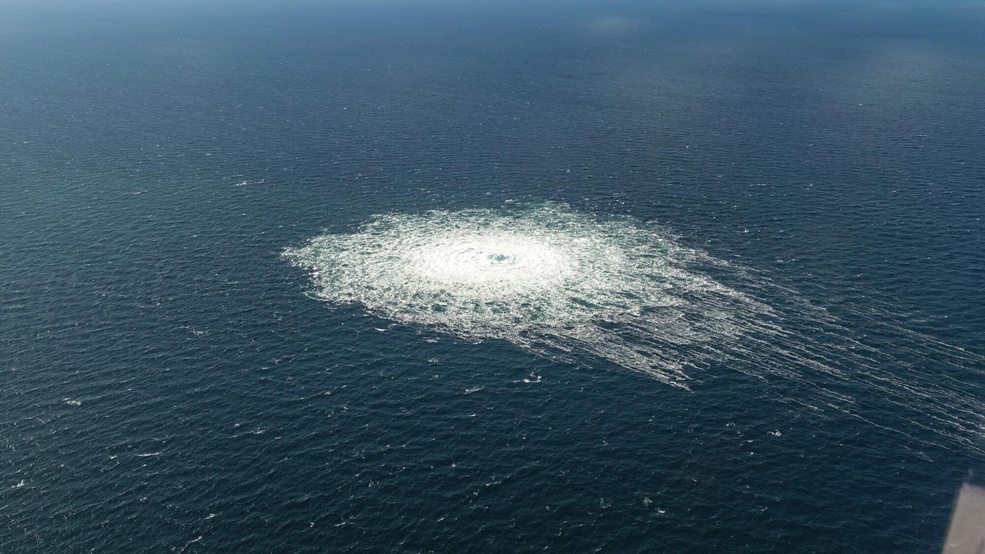 Blick auf einen großen Blasenstrudel im Meer - er stammt von den gesprengten Röhren der Nordstream-Pipeline. 