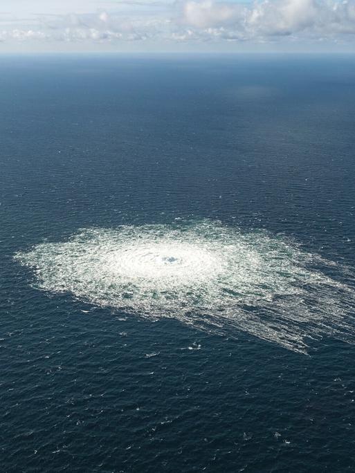 Blick auf einen großen Blasenstrudel im Meer - er stammt von den gesprengten Röhren der Nordstream-Pipeline. 