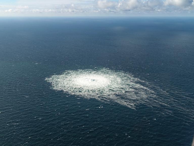 Blick auf einen großen Blasenstrudel im Meer - er stammt von den gesprengten Röhren der Nordstream-Pipeline. 