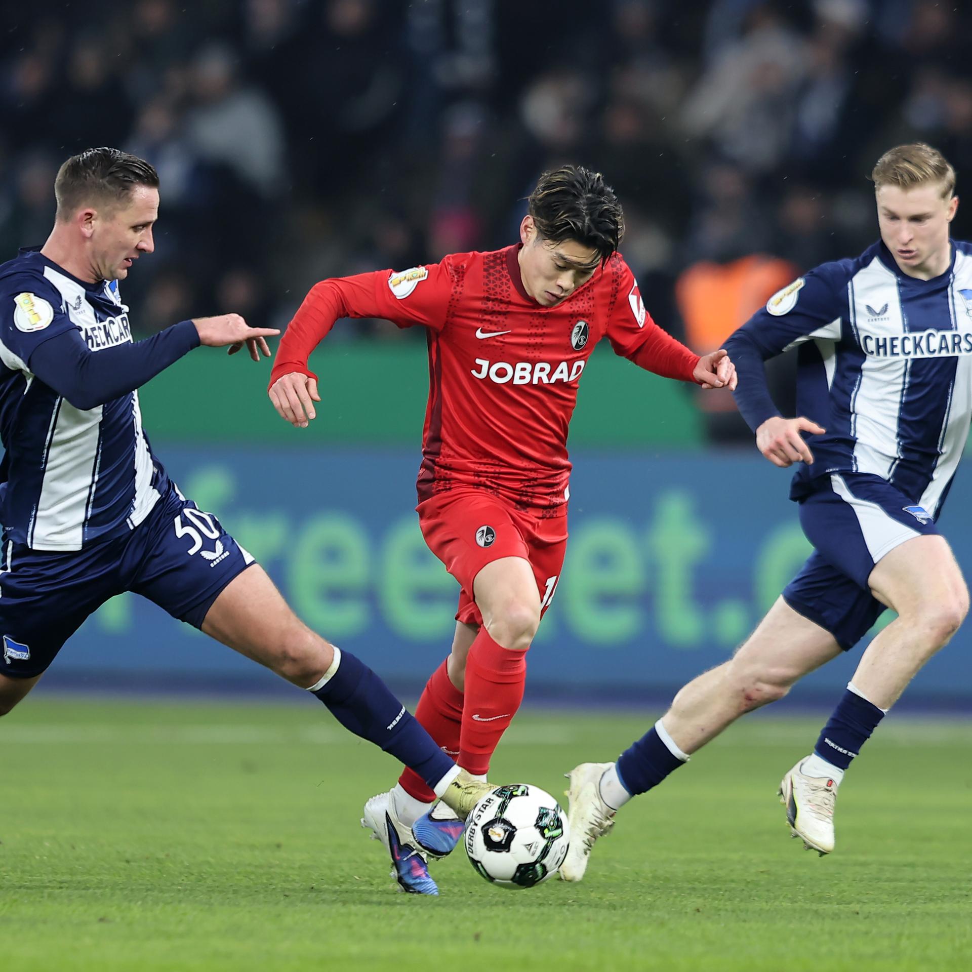 Yuito Suzuki vom SC Freiburg am Ball