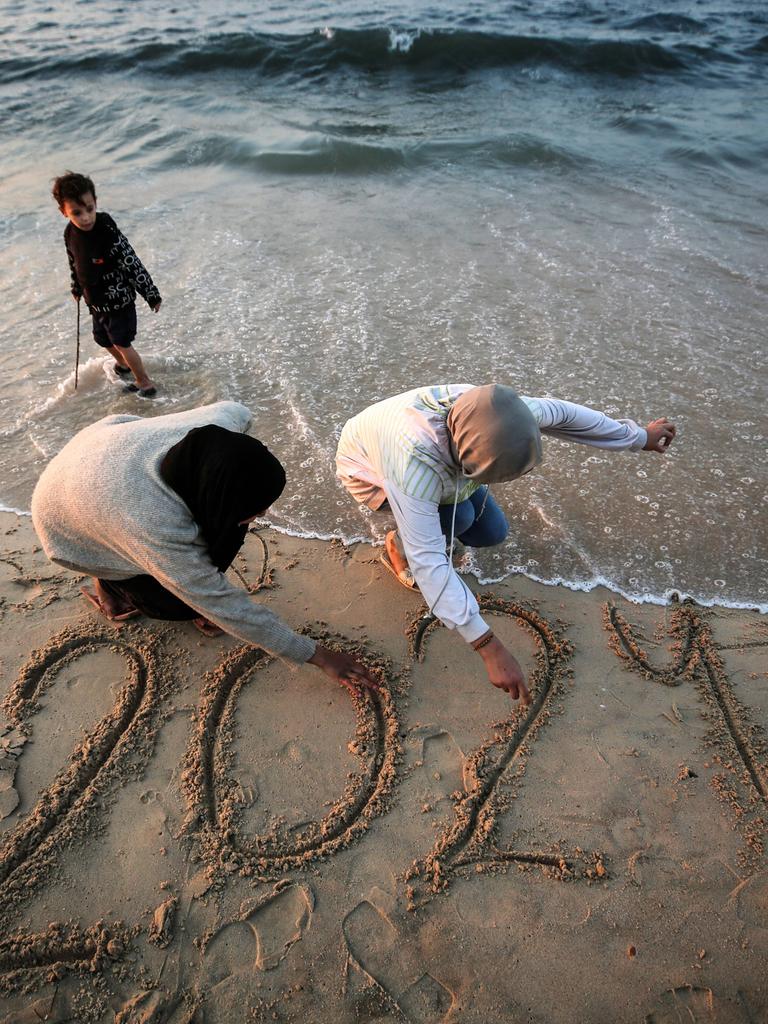 Am Strand von Gaza: Palästinensische Frauen schreiben 2024 als Zeichen der Hoffnung in den Sand