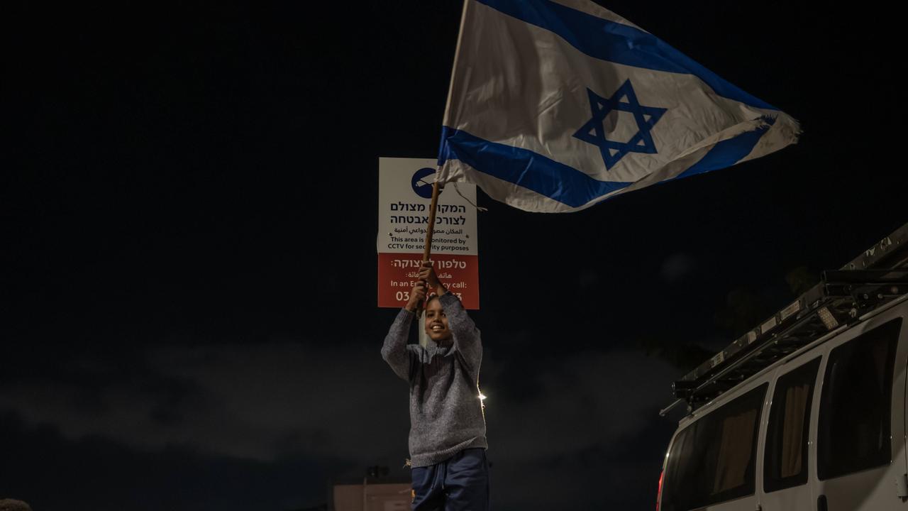 Ein Junge schwenkt eine israelische Flagge. 