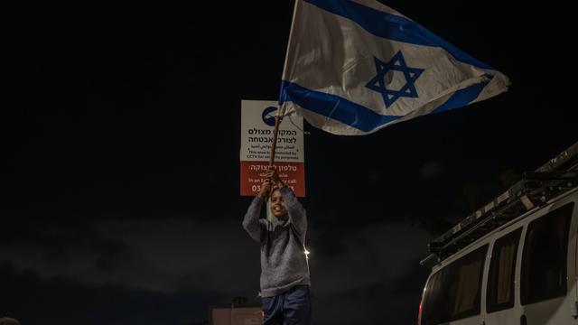 Ein Junge schwenkt eine israelische Flagge. 