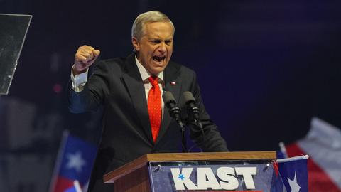 Der Präsidentschaftskandidat José Antonio Kast hält eine kämpferische Rede während seiner Abschlussveranstaltung zur Präsidentschaftskampagne in Santiago, Chile.