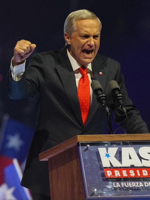 Der Präsidentschaftskandidat José Antonio Kast hält eine kämpferische Rede während seiner Abschlussveranstaltung zur Präsidentschaftskampagne in Santiago, Chile.