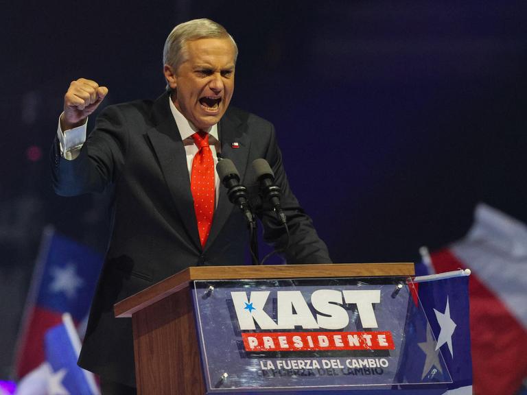 Der Präsidentschaftskandidat José Antonio Kast hält eine kämpferische Rede während seiner Abschlussveranstaltung zur Präsidentschaftskampagne in Santiago, Chile.