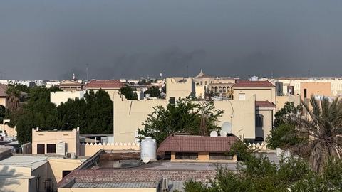 Rauch steigt über einem Wohngebiet in der katarischen Hauptstadt Doha auf.