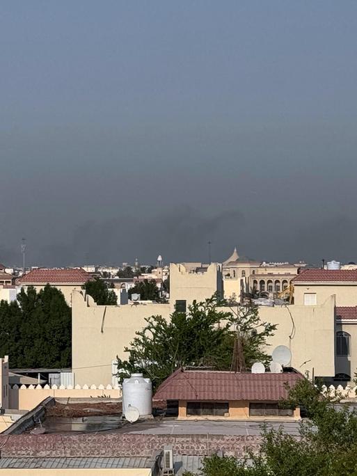 Rauch steigt über einem Wohngebiet in der katarischen Hauptstadt Doha auf.