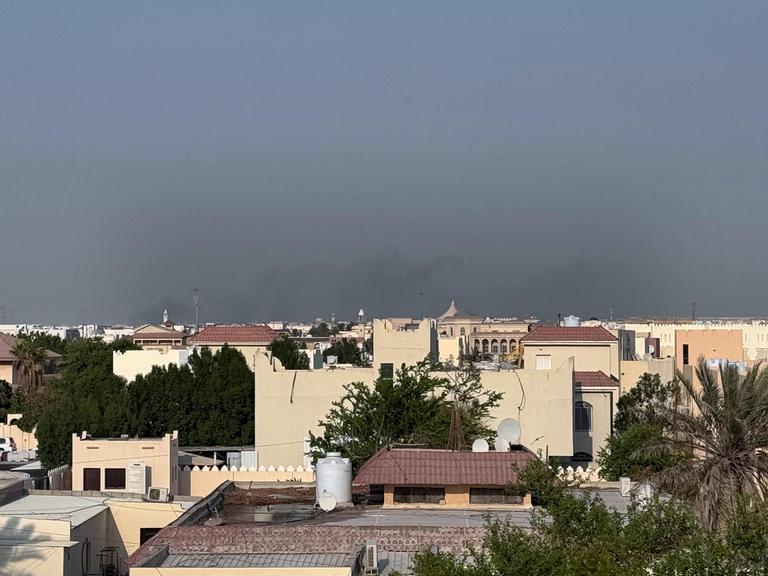 Rauch steigt über einem Wohngebiet in der katarischen Hauptstadt Doha auf.