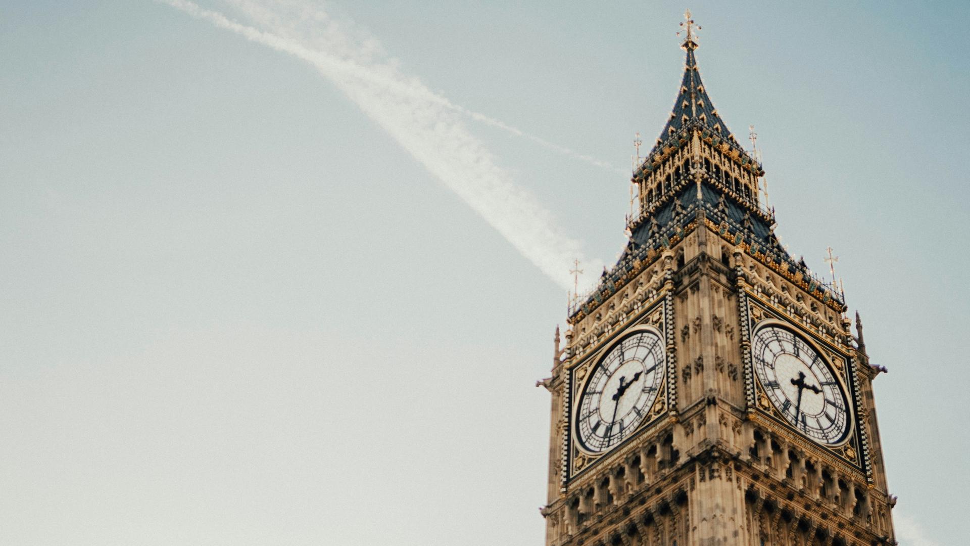 Der Glockenturm des Londoner Tower von schräg unten