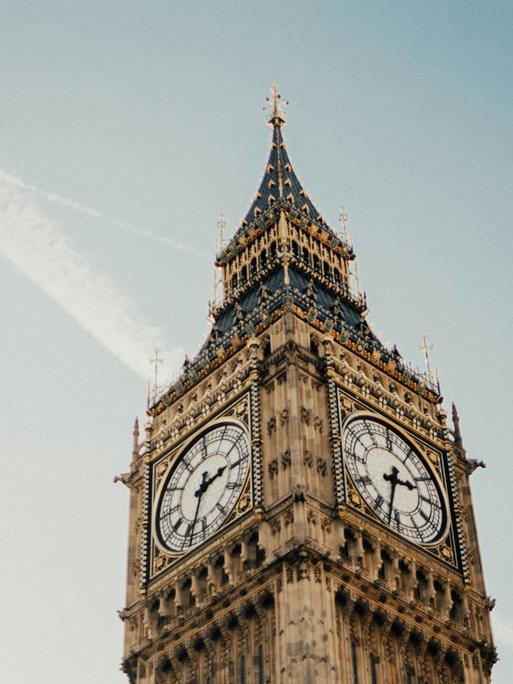 Der Glockenturm des Londoner Tower von schräg unten