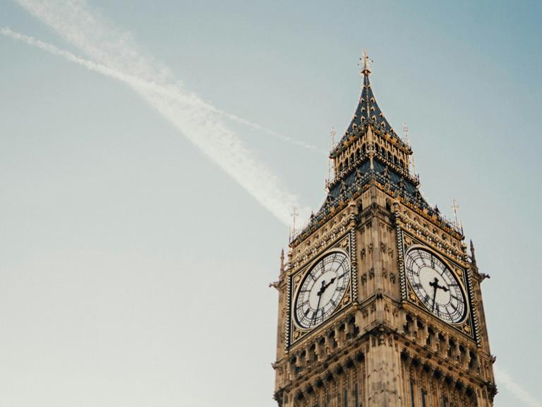 Der Glockenturm des Londoner Tower von schräg unten