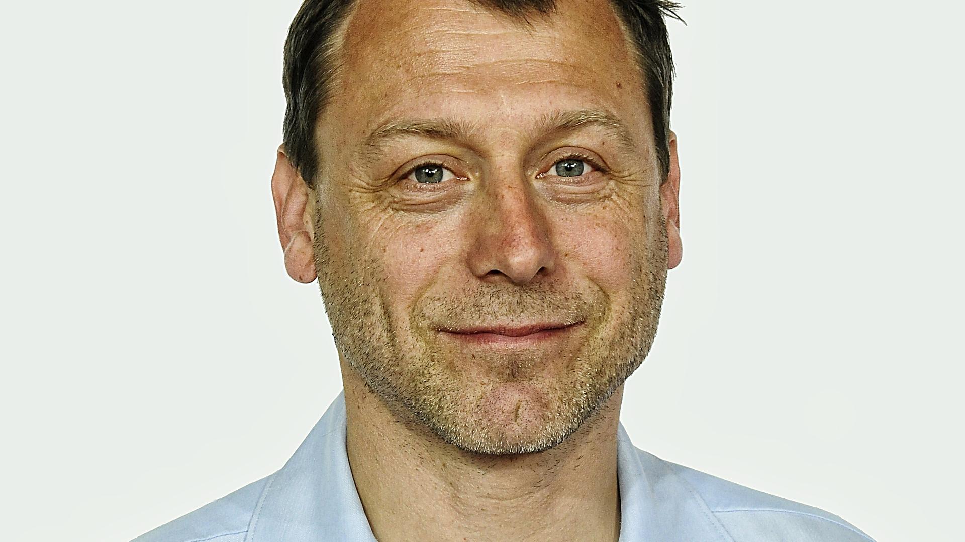Der Kameramann Marcus Winterbauer, nominiert für den Deutschen Kamerapreis 2011, posiert am 29.05.2011 in Köln bei der Präsentation von "Herbstgold".