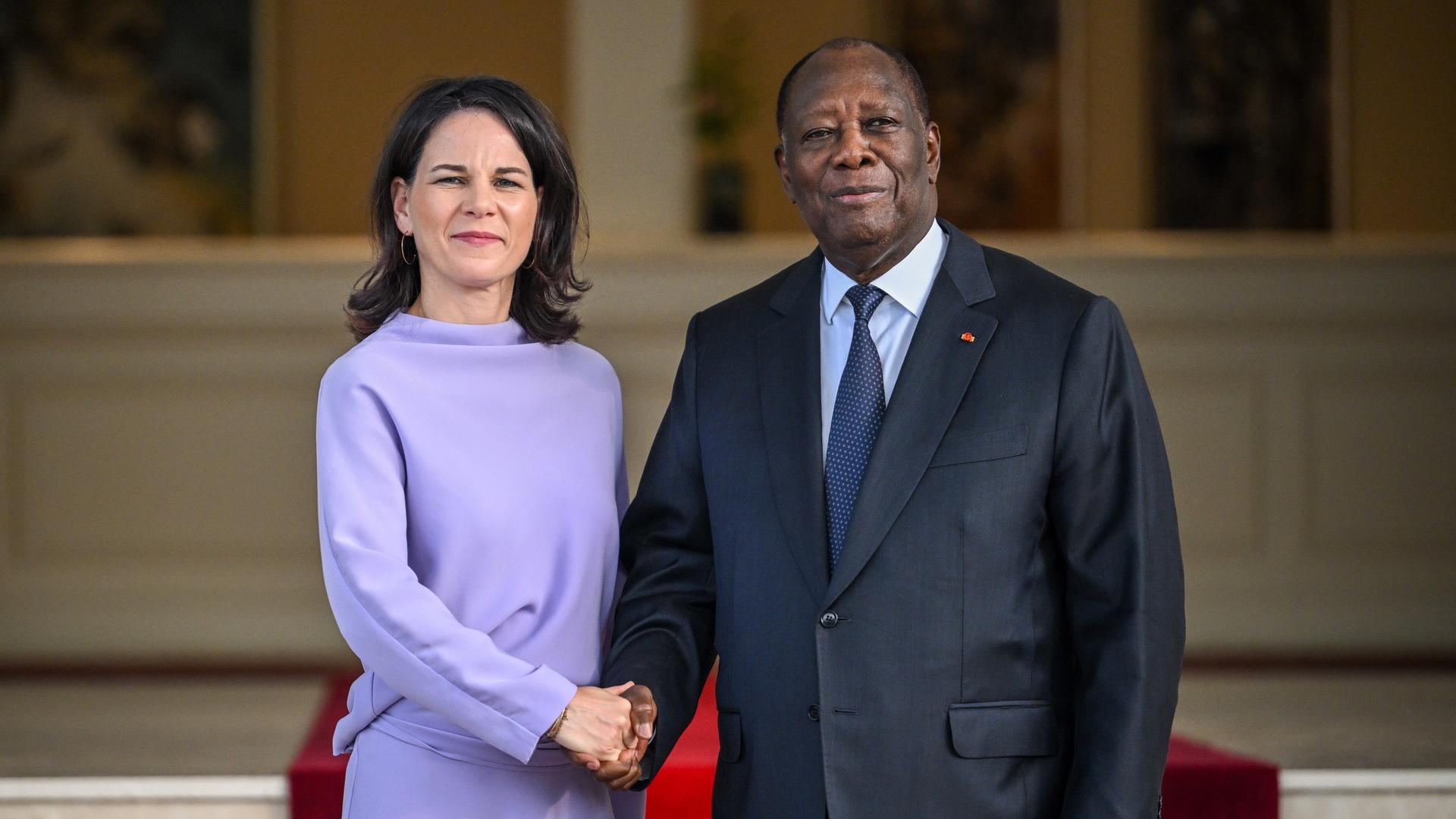 Außenministerin Annalena Baerbock schüttelt Hände mit dem Präsidenten der Elfenbeinküste, Alassane Ouattara