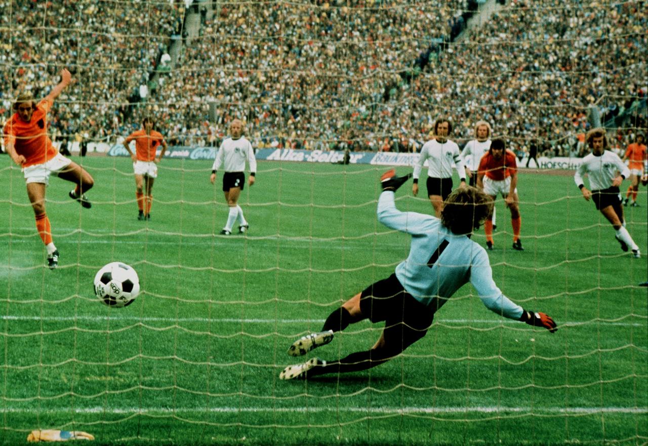 Der deutsche Torwart Sepp Maier springt in die falsche Ecke: Das erste Tor im Finale der FuÃballweltmeisterschaft am 7. Juli 1974 im Münchener Olympiastadion fiel durch Foulelfmeter, von Neeskens verwandelt, für die Niederlande. 